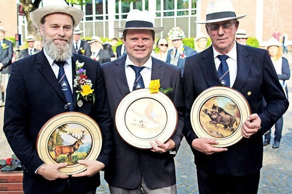 Olaf Willrodt, Frank Koiteklies und Björn Fischer (v. rechts) mit den errungenen Ehrenscheiben