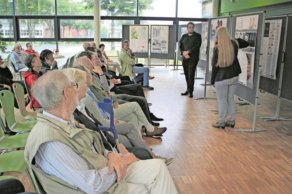 Bereits am vergangenen Donnerstag päsentierten Studenten der Fachhochschule Lübeck ihre Ideen zur Hafenwestseite und explizit der Neugestaltung der Hafenspeicher. Die angehenden Architekten im Masterstudiengang entschieden sich im Schwerpunkt  für eine Hotelnutzung.