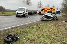 Am Dienstagmittag sind zwei Fahrzeuge auf der L102 zwischen Ortseingang Scharbeutz und der Autobahnanschlussstelle Pansdorf frontal zusammengestoßen.