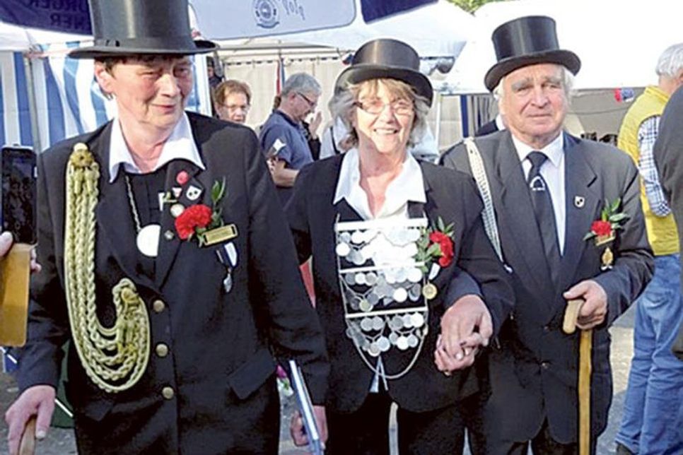 v.l. Gildemeisterin Antje Mill, Königin Antje Jenny, 2. Vorsitzender Eckhard de Kathen (Foto: Kathleen Neumann)