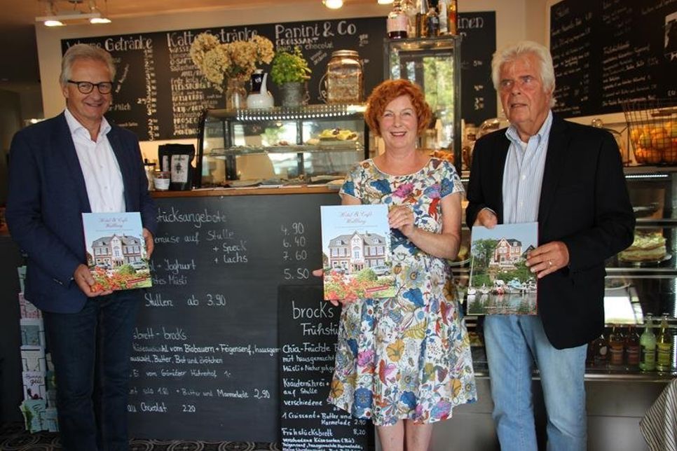 Die Herausgeber Axel und Edda David mit ihrem Verleger Jürgen R. Hilscher (v. lks.) bei der Buchpräsentation im Café Brocks.