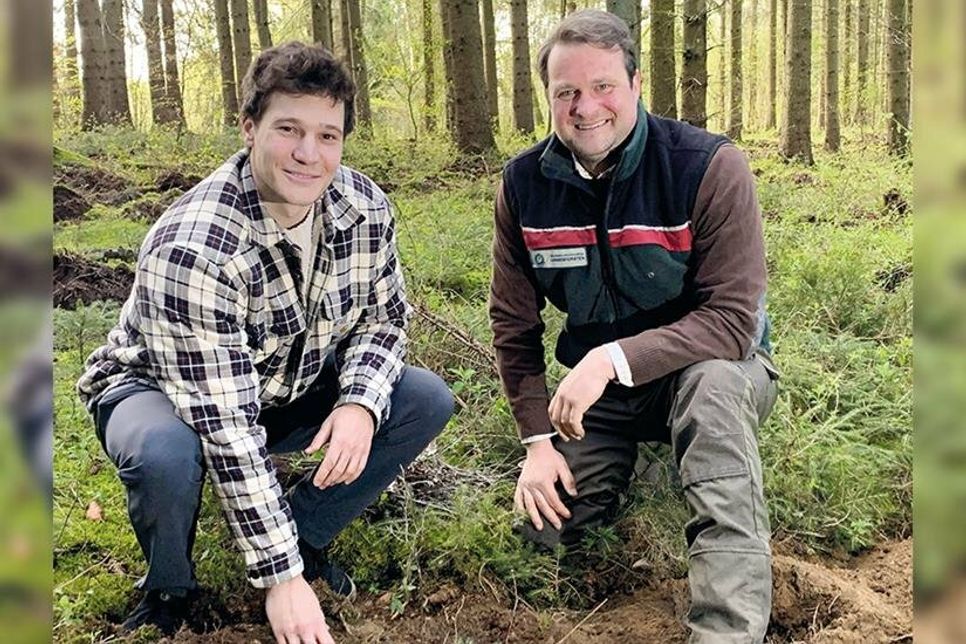 Die ersten Pflanzergebnisse können sich zeigen lassen. Revierförster Götz-Alexander Mentz (rechts) zeigte Wincent Weiss im Vorfelde, worauf es bei der Pflanzung der kleinen Bäumchen ankommt.