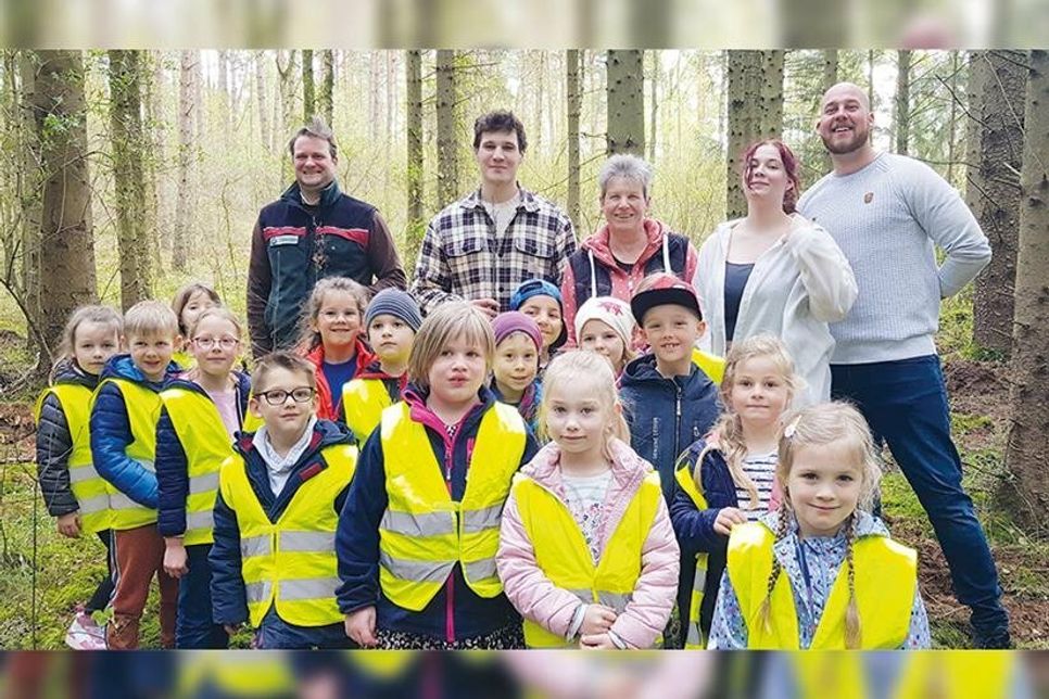 Förster Götz-Alexander Mentz (hinten von links) und Wincent Weiss nach der Pflanzaktion mit den Erziehern Corinna Krömer, Nikola Pinnow und Dominik Pilzen sowie den Kindern des Kommunalen Kinderhauses Pansdorf.