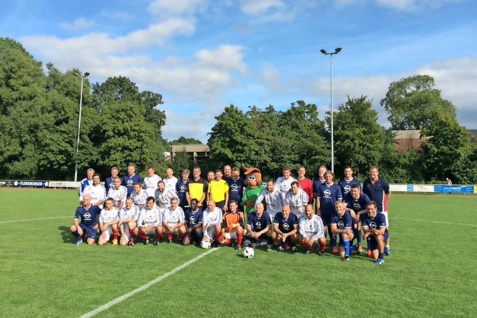 Für einen spannenden und unterhaltsamen Fußballabend sorgten im vergangenen Jahr Spieler und Maskottchen. Viele der Teilnehmer vom letzten Benefizspiel sind auch in diesem Jahr dabei und hoffen auf viele gut gelaunte Fans für gute Stimmung im Stadion und hohes Spendenaufkommen für den guten Zweck.
