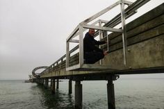 Eine Korb-Spezialanfertigung nach der Idee von Heiko Hammerich wird zukünftig die Arbeiten an der Seebrücke erleichtern.