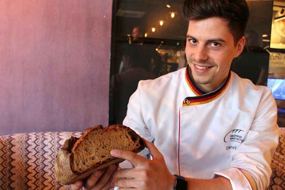 Perfekte Krume und Kruste: Brotprüfer Daniel Plum vom Deutschen Brotinstitut ist begeistert von der Qualität in Ostholsteins Bäckereien.