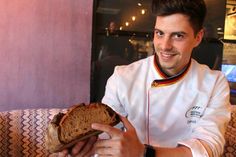 Perfekte Krume und Kruste: Brotprüfer Daniel Plum vom Deutschen Brotinstitut ist begeistert von der Qualität in Ostholsteins Bäckereien.