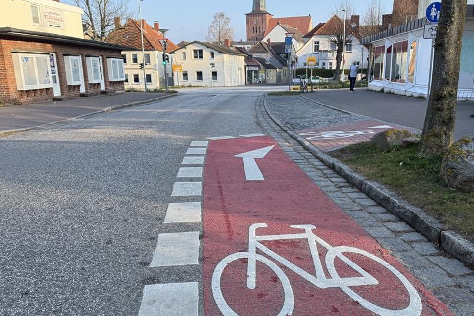Hätten Sie es gewusst? Dieser recht verbindlich wirkende rote Streifen mit Fahrrad-Pictogram ist keine Verpflichtung hier auf den Fußweg zu fahren, sondern lediglich eine Einladung. Man kann also auch einfach geradeaus weiterfahren.