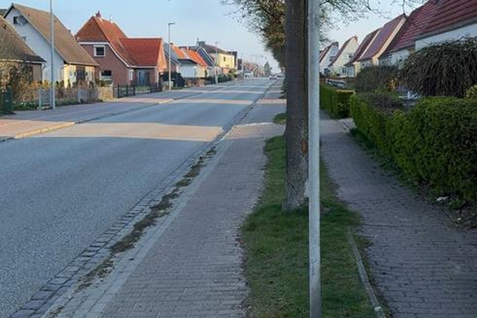 Der Sandberger Weg gestaltet sich zwischen der Tafel und dem Rackersberg in Richtung Innenstadt wenig fahrradfreundlich. Eigentlich sollten Radwege mindestens 1,5 Meter breit sein, so steht es im Radverkehrskonzept. Auch hier dürfen daher Fahrräder auf die Straße ausweichen. Ob man das möchte bei den erlaubten Tempo 50, ist eine andere Frage.