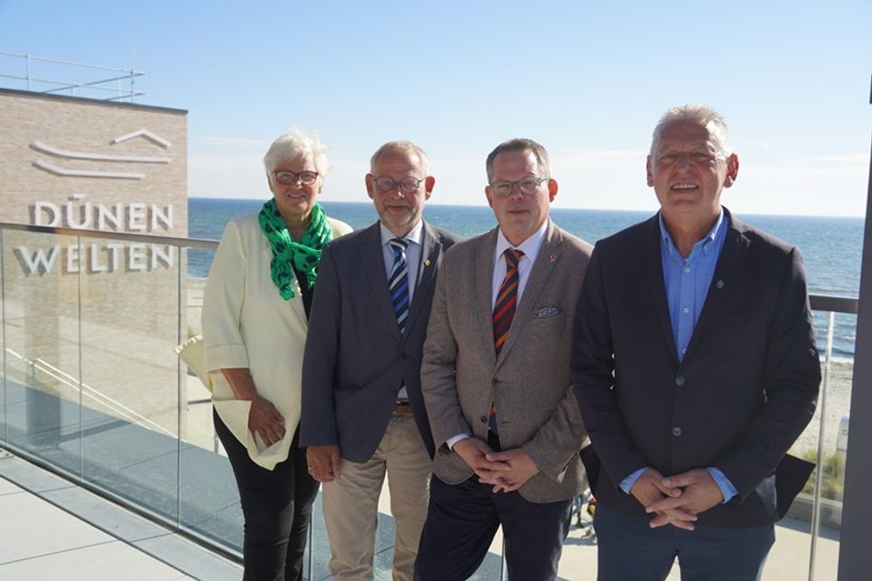 Über den Dächern von Grömitz: Kreispräsidentin Petra Kirner, Bürgervorsteher Matthias Dammer, Bürgermeister Sebastian Rieke und Tourismusleiter Manfred Wohnrade (v.lks.).