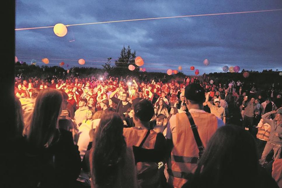 An zwei Tagen begeistern Star DJs mit elektronischer Tanzmusik der letzten 30 Jahre.