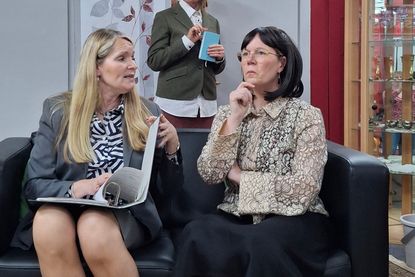 Es gibt etwas zu lachen, denn die Passader Theaterleute zur Vorstellung bitten.