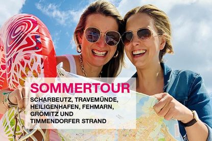 Für 6 Wochen und 6 Folgen geht es jetzt auf große Podcast-Sommertour mit den Ostsee-Perlen Gesche Muchow (lks.) und Kristina Kolbe. Erster Halt: Grömitz!