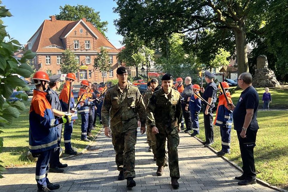 Die Freiwillige Feuerwehr Lensahn stand Spalier.