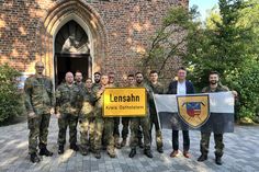 Major David Cacic (re.) und Bürgermeister Michael Robien (2. v. re.) mit den Soldaten der Lensahner Patenkompanie aus Eutin.
