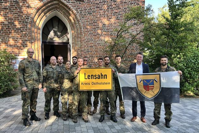 Major David Cacic (re.) und Bürgermeister Michael Robien (2. v. re.) mit den Soldaten der Lensahner Patenkompanie aus Eutin.