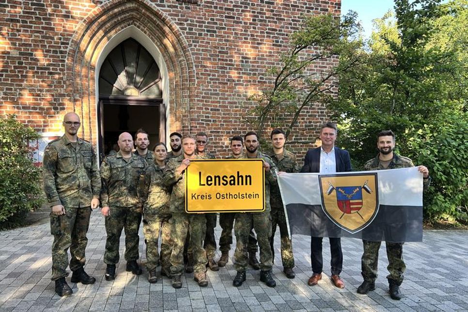 Major David Cacic (re.) und Bürgermeister Michael Robien (2. v. re.) mit den Soldaten der Lensahner Patenkompanie aus Eutin.