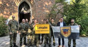 Major David Cacic (re.) und Bürgermeister Michael Robien (2. v. re.) mit den Soldaten der Lensahner Patenkompanie aus Eutin.