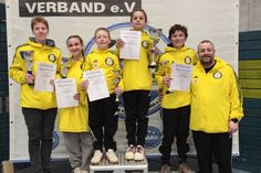 Nicole Didjoneit, Oliwia Gajosinska, Julian Aumer, Amelie Hinterleutner, Maximillian Aumer und Coach Christopher Aumer (v. lks.).