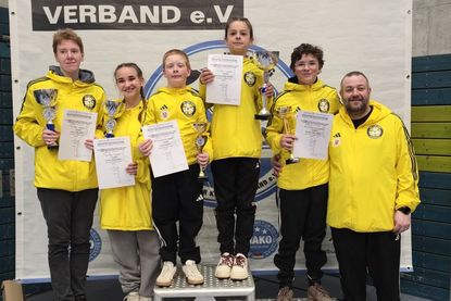 Nicole Didjoneit, Oliwia Gajosinska, Julian Aumer, Amelie Hinterleutner, Maximillian Aumer und Coach Christopher Aumer (v. lks.).
