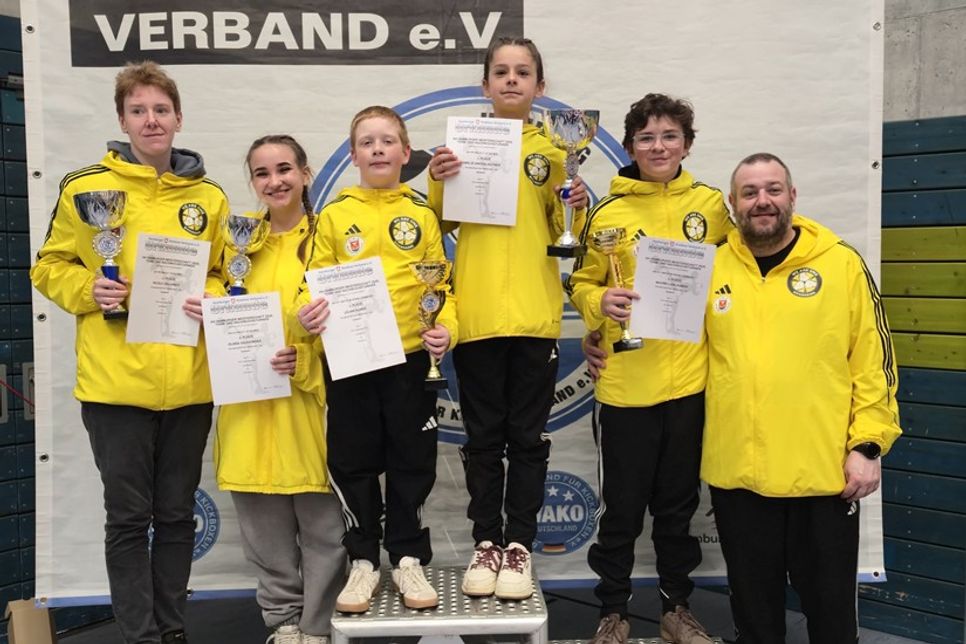 Nicole Didjoneit, Oliwia Gajosinska, Julian Aumer, Amelie Hinterleutner, Maximillian Aumer und Coach Christopher Aumer (v. lks.).