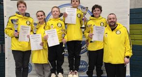 Nicole Didjoneit, Oliwia Gajosinska, Julian Aumer, Amelie Hinterleutner, Maximillian Aumer und Coach Christopher Aumer (v. lks.).