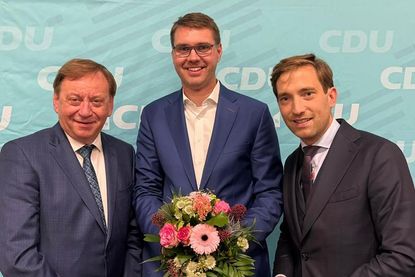 Unter der Leitung von CDU-Generalsekretär Lukas Kilian (re.) entschieden sich die CDU-Mitglieder mit deutlicher Mehrheit für Sebastian Schmidt (Mi.) als Bundestagskandidaten und damit als Nachfolger von Ingo Gädechens (lks).