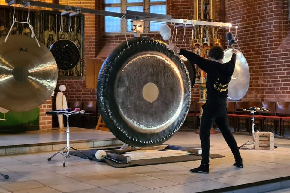 Klangkünstler Peter Heeren arbeitet seit vielen Jahren mit Gongs und erforscht ihre Wirkung in unterschiedlichen Räumen und Kontexten.