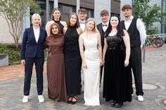 Diese Neun haben ihren Abschluss in der Tasche: Melissa von Appen, Sadaf Mohammad, Anastasia Karaman, Maja Marie Stenpaß, Mathis Plümer, Jana-Marie Zelen, Jaime Stolz, Alicia Phoebe Lüders und Samuel Schwoon (v. lks.).