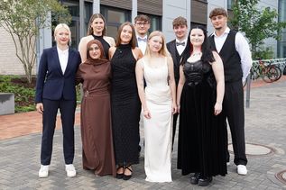Diese Neun haben ihren Abschluss in der Tasche: Melissa von Appen, Sadaf Mohammad, Anastasia Karaman, Maja Marie Stenpaß, Mathis Plümer, Jana-Marie Zelen, Jaime Stolz, Alicia Phoebe Lüders und Samuel Schwoon (v. lks.).