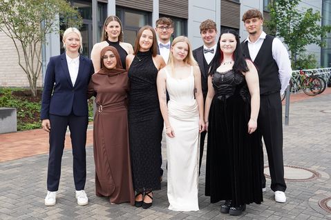 Diese Neun haben ihren Abschluss in der Tasche: Melissa von Appen, Sadaf Mohammad, Anastasia Karaman, Maja Marie Stenpaß, Mathis Plümer, Jana-Marie Zelen, Jaime Stolz, Alicia Phoebe Lüders und Samuel Schwoon (v. lks.).
