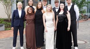 Diese Neun haben ihren Abschluss in der Tasche: Melissa von Appen, Sadaf Mohammad, Anastasia Karaman, Maja Marie Stenpaß, Mathis Plümer, Jana-Marie Zelen, Jaime Stolz, Alicia Phoebe Lüders und Samuel Schwoon (v. lks.).