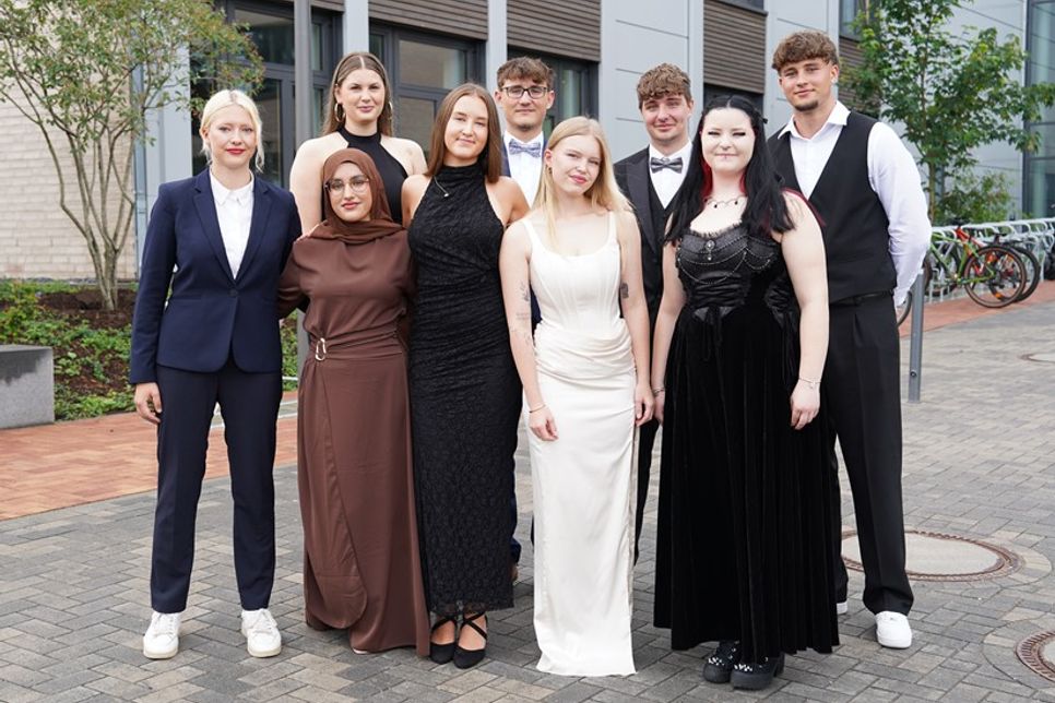 Diese Neun haben ihren Abschluss in der Tasche: Melissa von Appen, Sadaf Mohammad, Anastasia Karaman, Maja Marie Stenpaß, Mathis Plümer, Jana-Marie Zelen, Jaime Stolz, Alicia Phoebe Lüders und Samuel Schwoon (v. lks.).