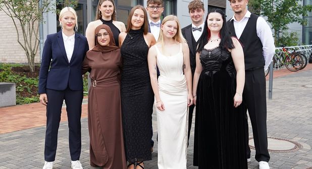 Diese Neun haben ihren Abschluss in der Tasche: Melissa von Appen, Sadaf Mohammad, Anastasia Karaman, Maja Marie Stenpaß, Mathis Plümer, Jana-Marie Zelen, Jaime Stolz, Alicia Phoebe Lüders und Samuel Schwoon (v. lks.).