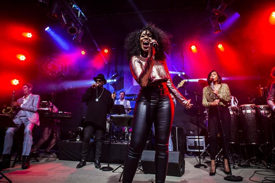 Seit Jahren sind Max and Friends der Garant für Weltklasse-Entertainment und fantastische Partys! Immer frisch stehen die aktuellsten Chartbreaker auf dem Programm, aber auch die größten Hits aus Pop, Rock und Soul. Auf der Festival-Bühne stehen die Musiker und Musikerinnen am Samstag.
