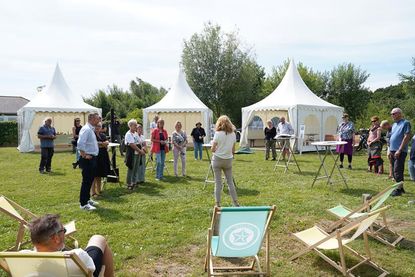 Auf der Vogeluhr-Wiese am Ortseingang gab es kostenlose künstlerische Workshops von den „Landkünstlern“.