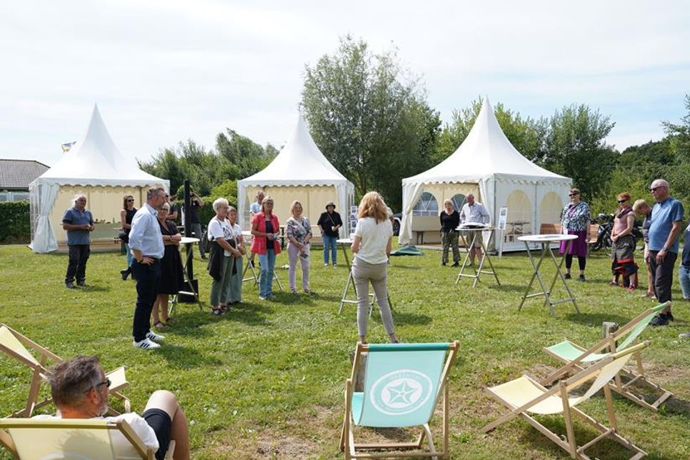 Auf der Vogeluhr-Wiese am Ortseingang gab es kostenlose künstlerische Workshops von den „Landkünstlern“.