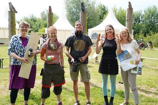 Die Künstlerinnen Julia Kaergel, Inga Momsen, Jobst von Berg, Traute Ohlenbusch mit Organisatorin Antje Wilkening (v. lks.) am Eröffnungstag.