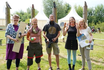 Die Künstlerinnen Julia Kaergel, Inga Momsen, Jobst von Berg, Traute Ohlenbusch mit Organisatorin Antje Wilkening (v. lks.) am Eröffnungstag.