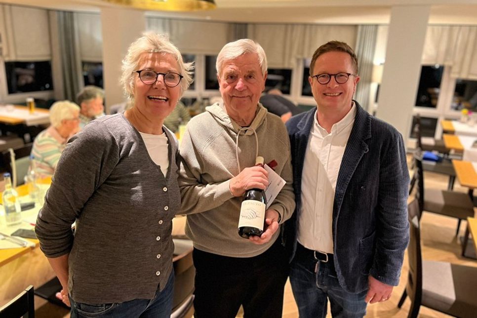 Für seine langjährigen Verdienste und den Aufbau einer Chronik der Freien Wählergemeinschaft Kellenhusen bedankten sich die beiden Vorsitzenden bei Lothar Witzleben.