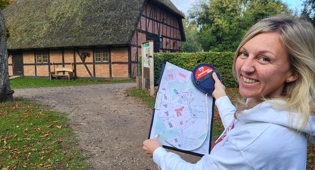 Aileen Winkler hat in den vergangenen Jahren den Schönwalder Budenzauber für den Gemeindebeirat organisiert. Jetzt plant sie zusammen mit dem Freundeskreis Pfarrhof Schönwalde auf dem historischen Gelände hinter der Kirche.