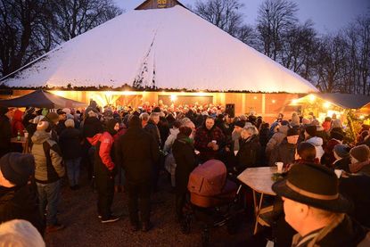 Der Gruber Weihnachtsmarkt steht für Kunsthandwerk, Kulinarik und Geselligkeit.