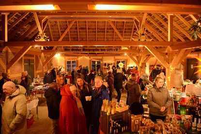 Kunsthandwerker-Markt in der Scheune.