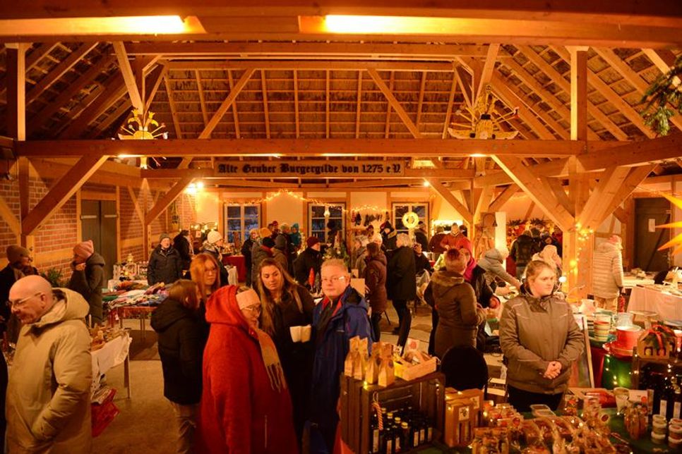 Kunsthandwerker-Markt in der Scheune.