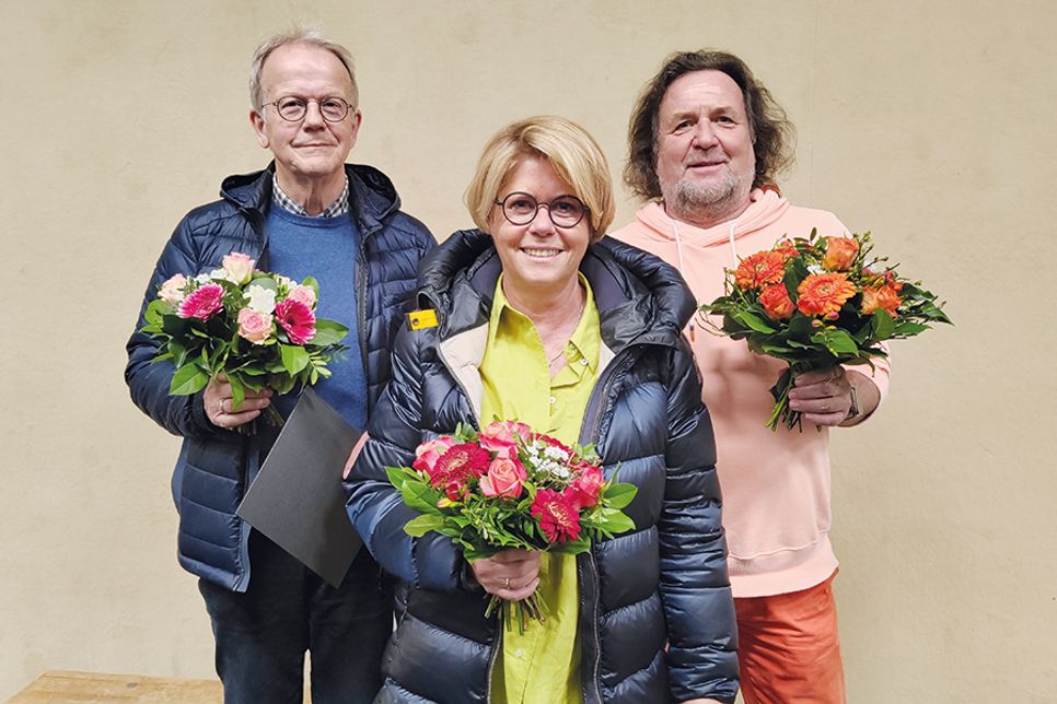 Das ist der frisch gewählte Dorfvorstand von Niendorf/Ostsee: Dorfvorsteherin Kerstin Wolter (Mitte) mit ihrem Stellvertreter Detlev Externbrink (links) und Beisitzer Hans-Ulrich Müller.