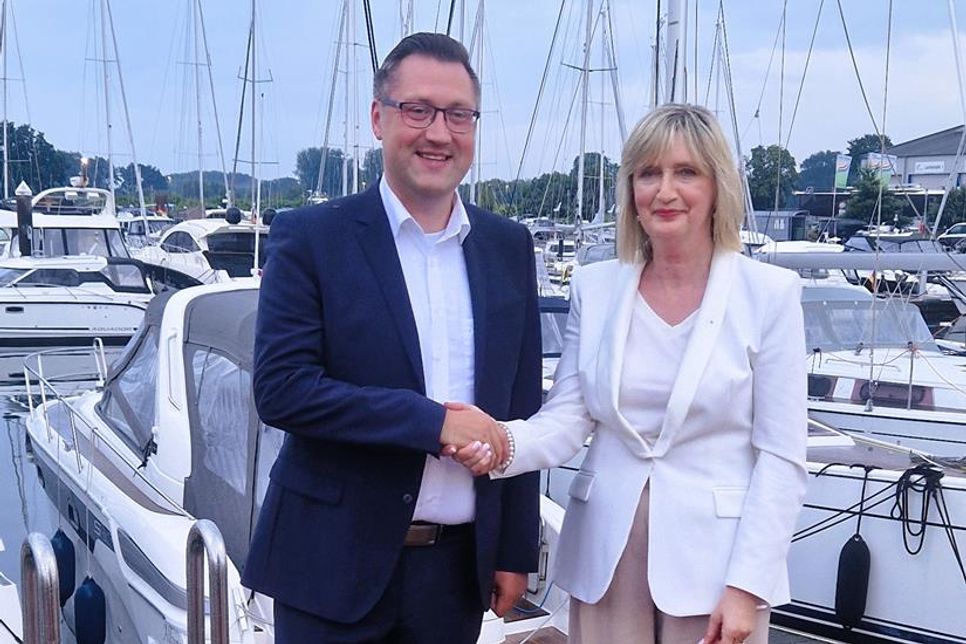 Alexander Wengelewski und Ulrike Baumann bei der Präsidentschaftsübergabe.