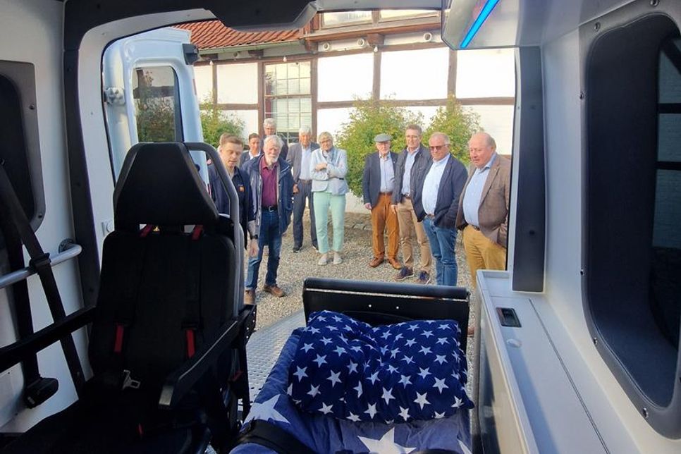 Bei einem Besuch des Wünschewagens vor Ort in Neustadt konnten sich die Lions Club-Mitglieder persönlich ein Bild machen.