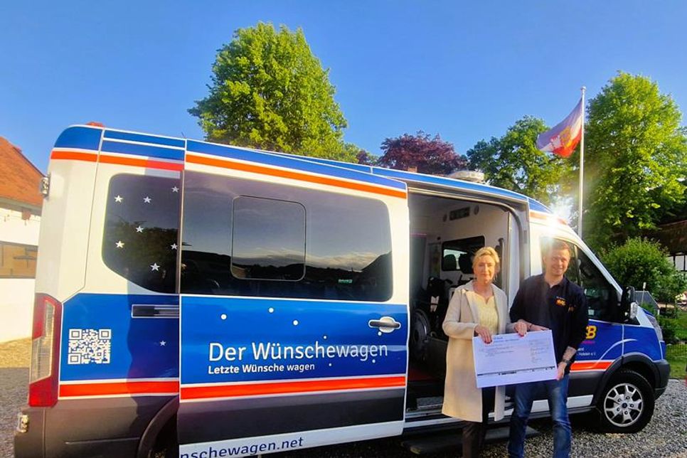 Die amtierende Club-Präsidentin Ulrike Baumann übergab den symbolischen Scheck an Jonathan Kusch, ehrenamtlicher „Wunscherfüller“.
