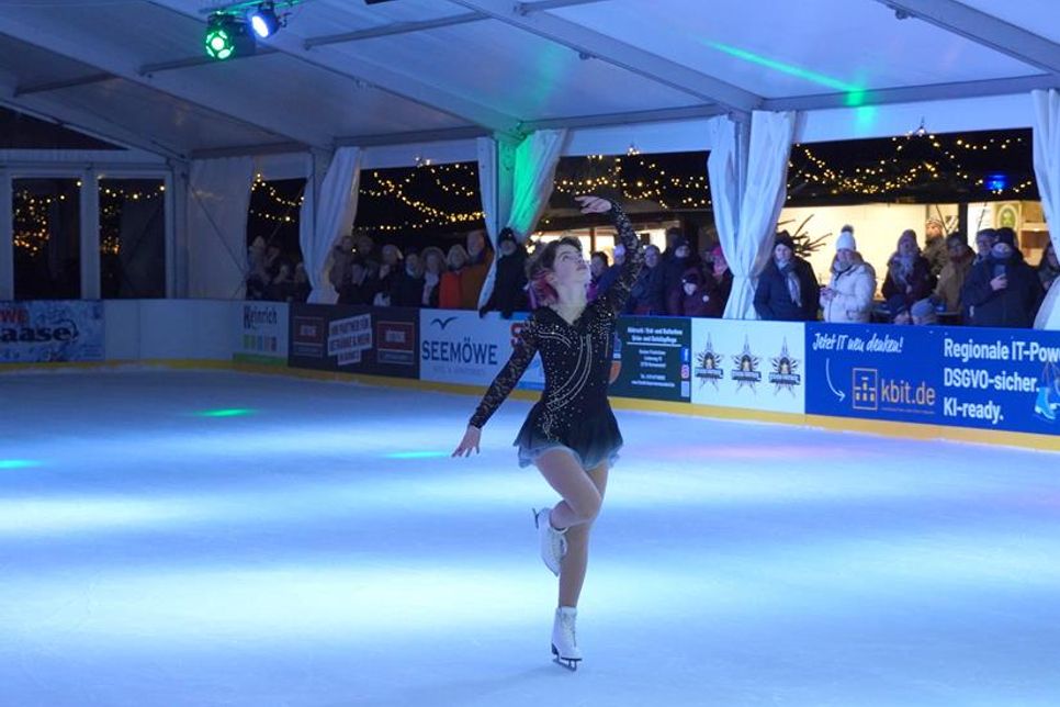 Mit einem eleganten Solo sorgt eine Läuferin für erste magischen Momente auf dem Eis.