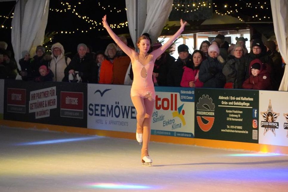 Anmutiger Auftritt: Eine junge Eiskunstläuferin bei ihrer Kür.